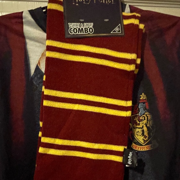 Harry Potter Gryffindor t-shirt and scarf combo set Size Medium NWT - Picture 4 of 9